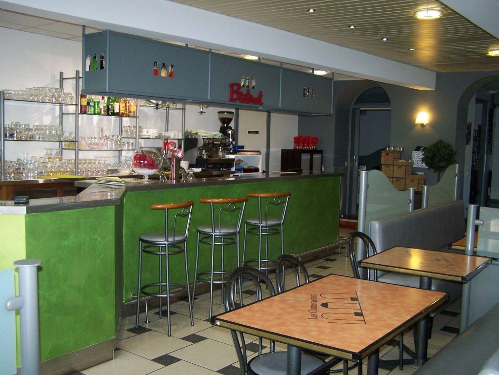 Фото Hôtel Les Commerçants