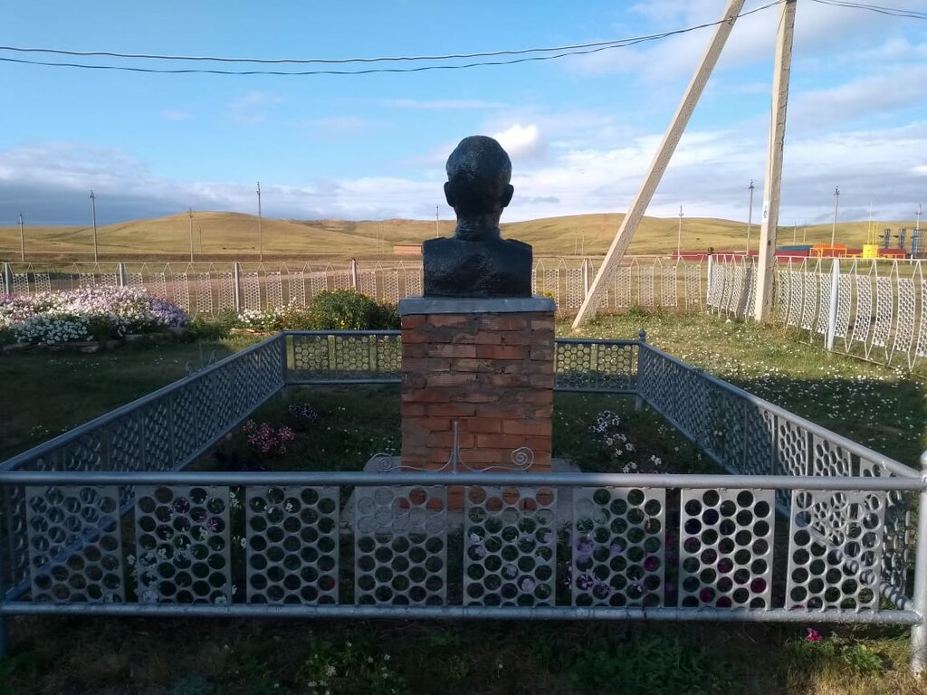 نصب تذكاري للحرب، مقبرة جماعية Герою Советского Союза Аксютину Николаю Васильевичу ، مقاطعة أورينبورغ، صورة