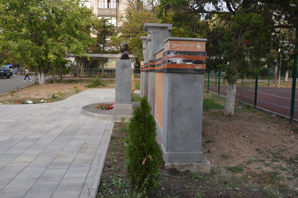 Monument, memorial Герой Советского Союза генерал-лейтенант Ашоту Аматуни, Simferopol, photo