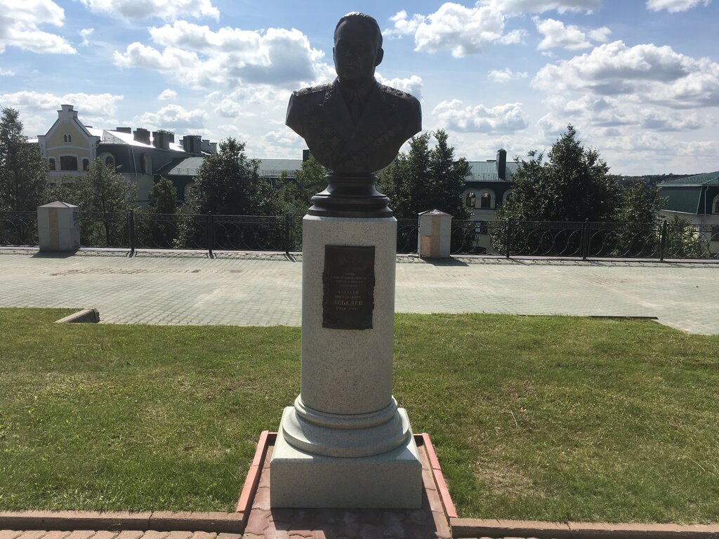 Monument, memorial Бюст Героя Советского Союза, генерал-майора авиации Алексея Ивановича Лебедева, Kostroma, photo