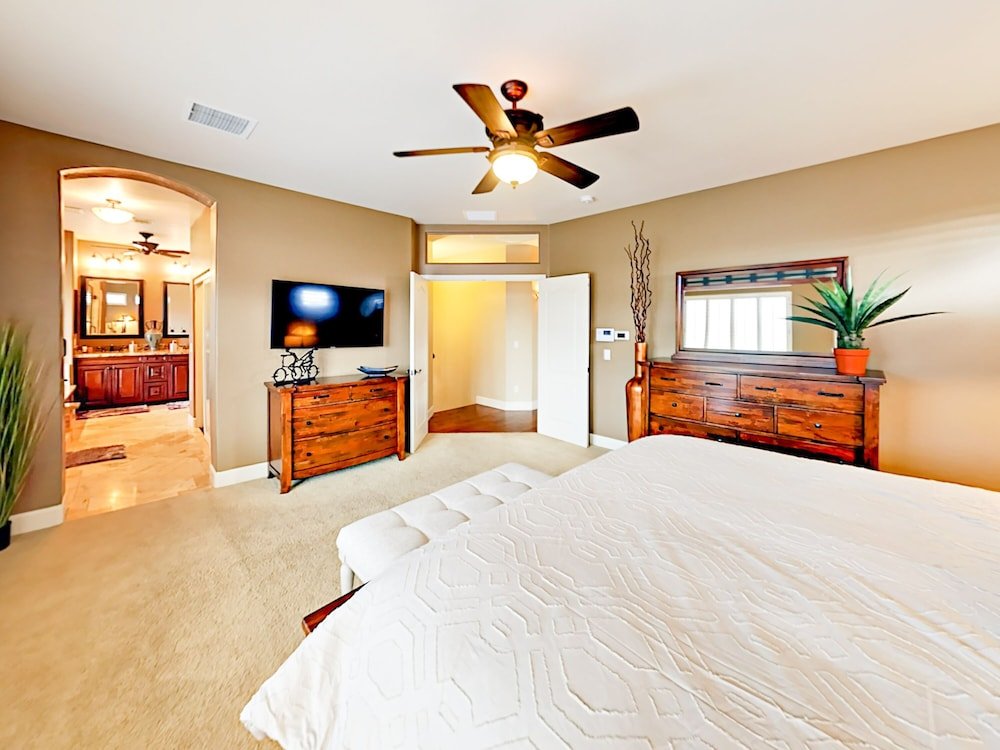 Фото E Sandia Circle - 5 Br Home