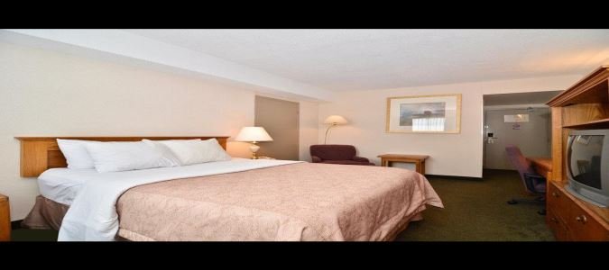 Фото Days Inn & Conference Centre by Wyndham Renfrew