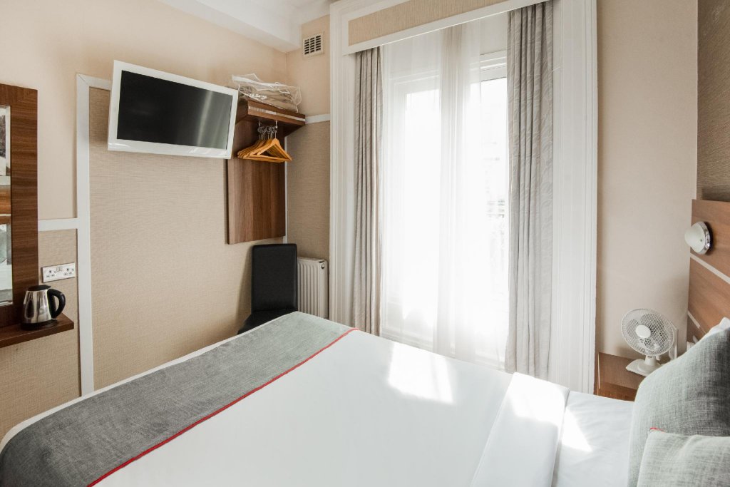 Фото Huttons Hotel