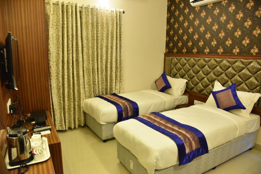 Фото Pine Tree Boutique Hotel - Greams Road