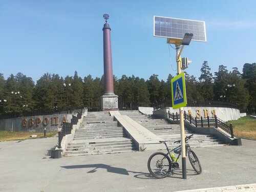 Въездной знак Граница Европы и Азии, Свердловская область, фото