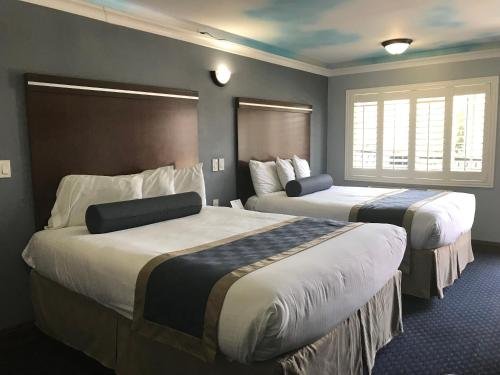 Фото Hollywood Palms Inn and Suites