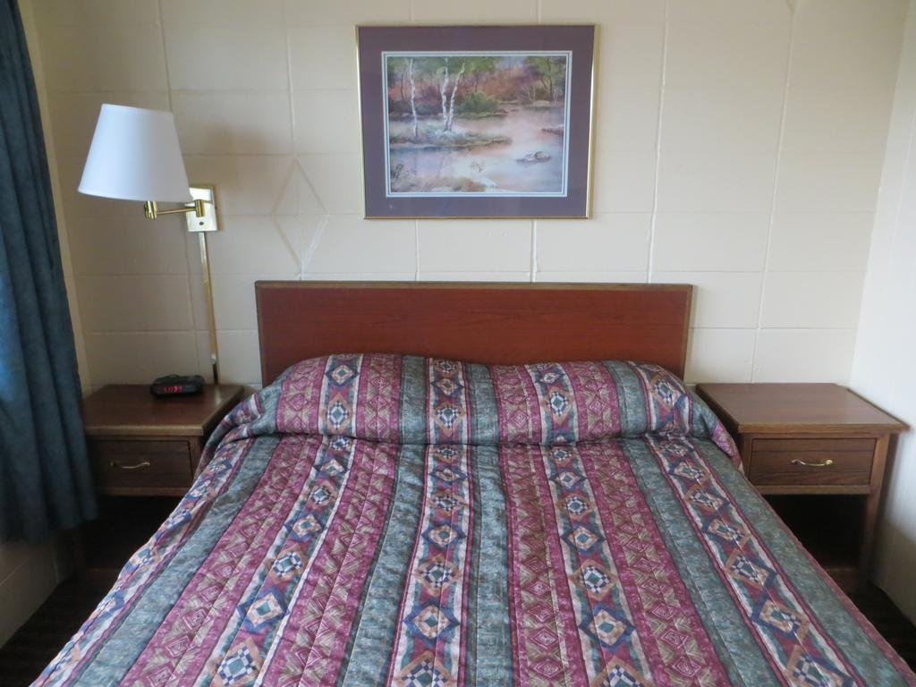 Фото Deluxe Inn - Council Bluffs