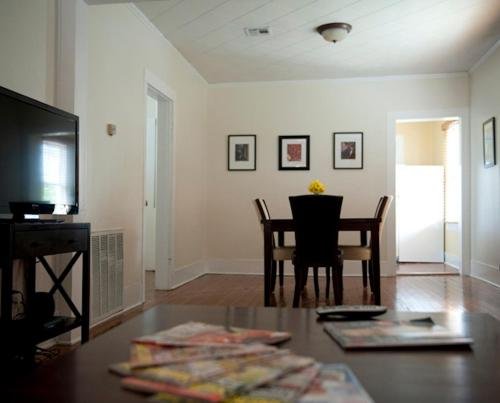 Фото Blue Moon Guest House and Saloon