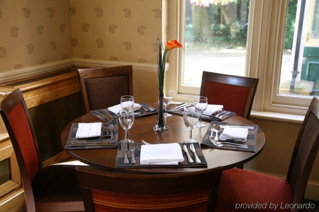 Фото Coulsdon Manor Hotel and Golf Club