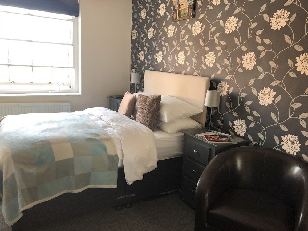 Фото The Crown And Cushion