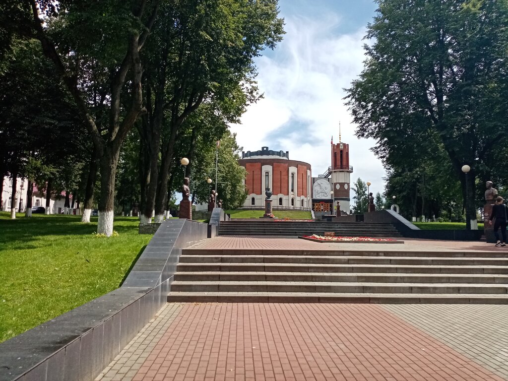 Памятник, мемориал Герою Советского Союза И. В. Степанову, Жуков, фото