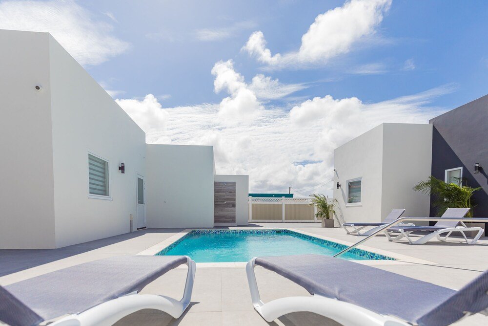 Фото The Palm Leaf Apartments