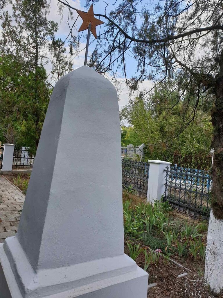 Monumento, memorial Братская могила советских воинов и партизан, , foto
