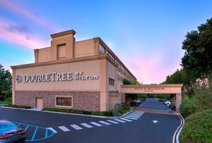 Гостиница DoubleTree by Hilton Hotel Tinton Falls - Eatontown