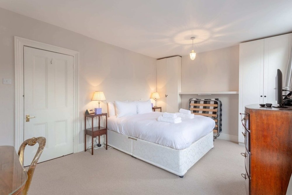 Фото Charming 2 Bedroom Home in West London