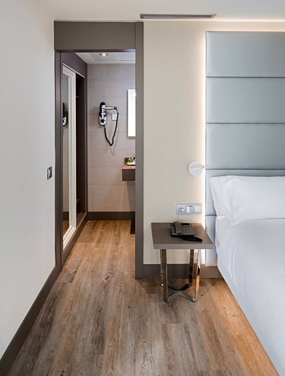 Фото Nh Madrid Zurbano