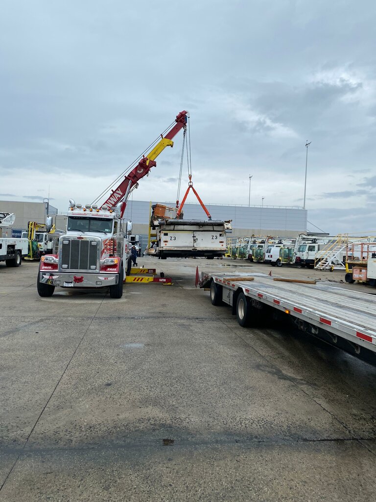 Construction equipment and machinery Runway Towing Corp, New York, photo