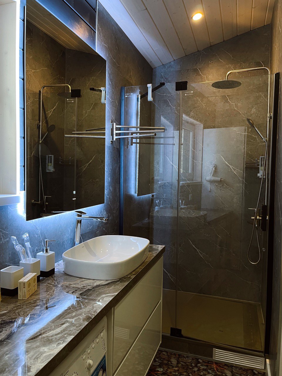 Фото Домик в соснах