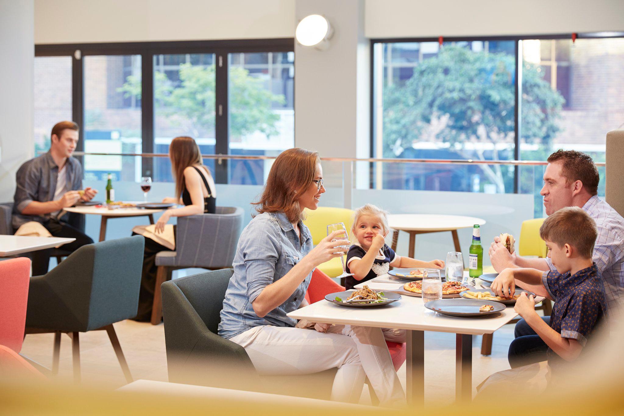 Фото Holiday Inn Express Brisbane Central