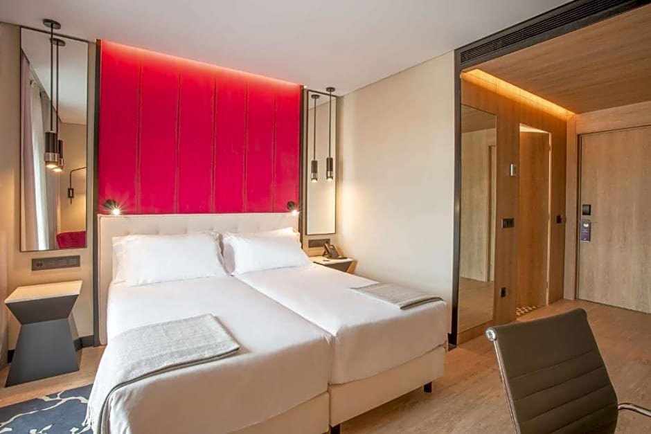 Фото Nh Hotel Porto Jardim