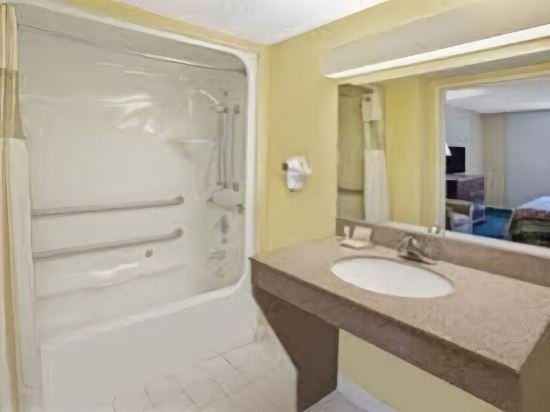 Фото Days Inn by Wyndham College Park Airport Best Road