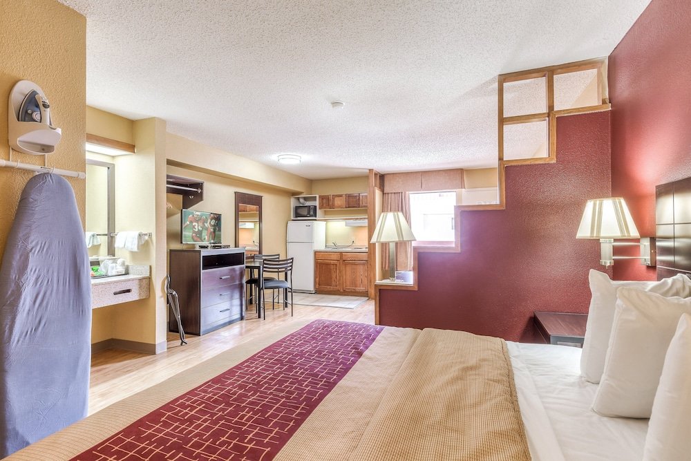 Фото HomeTowne Studios by Red Roof Amarillo West