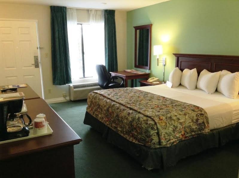 Фото Ramada by Wyndham Oceanside