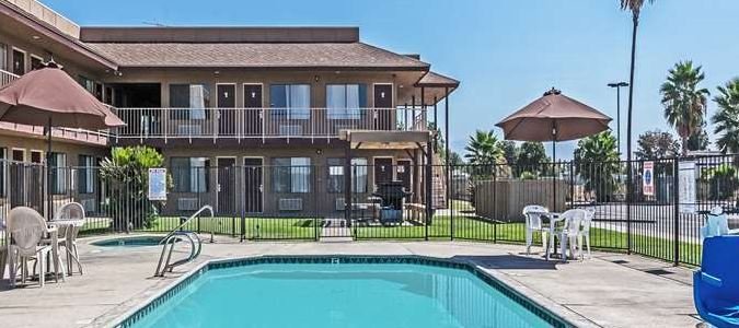 Фото Super 8 by Wyndham Lindsay Olive Tree