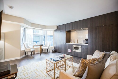 Гостиница Amazing Suites In Yorkville в Торонто