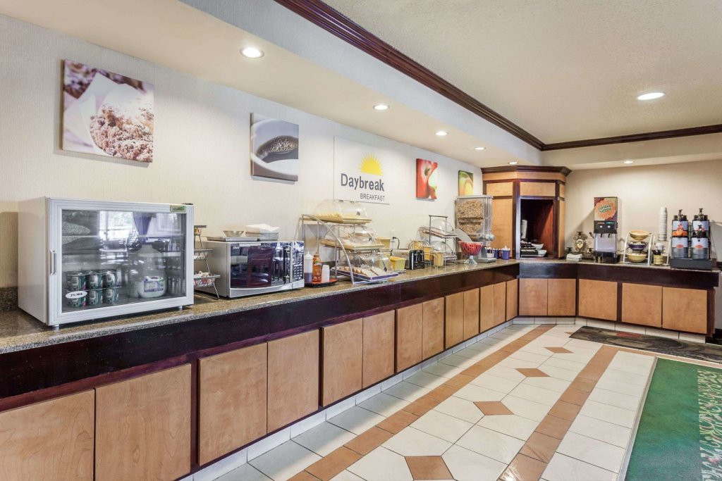 Фото Days Inn & Suites by Wyndham Warren