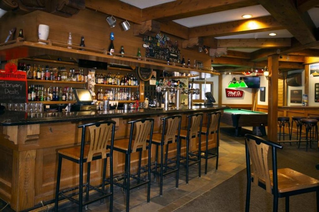 Фото Whistlers Inn Hotel