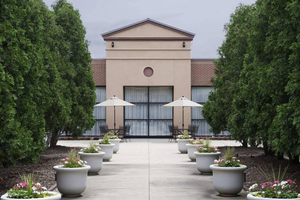 Фото DoubleTree by Hilton Milwaukee - Brookfield