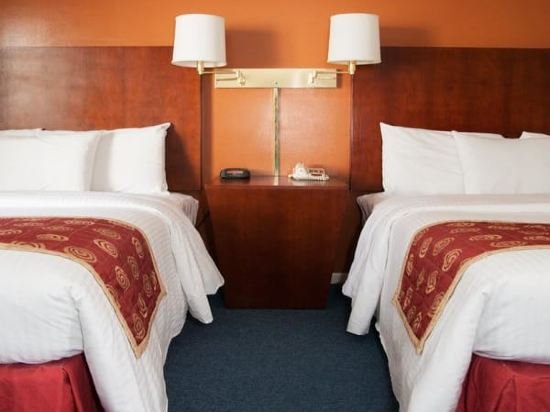 Фото Red Carpet Inn & Suites