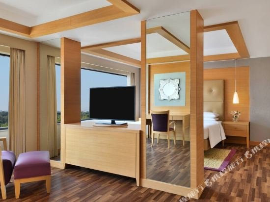 Фото Courtyard by Marriott Chennai