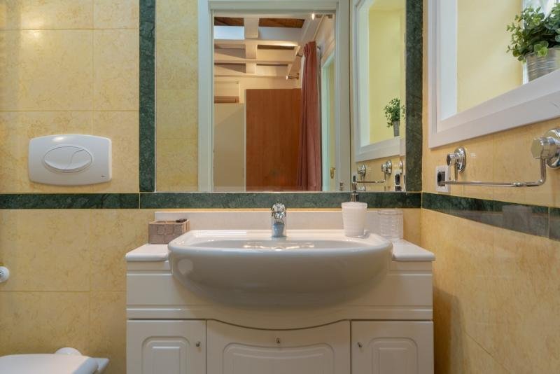 Фото Tra le Due Torri e Piazza Santo Stefano Apartment