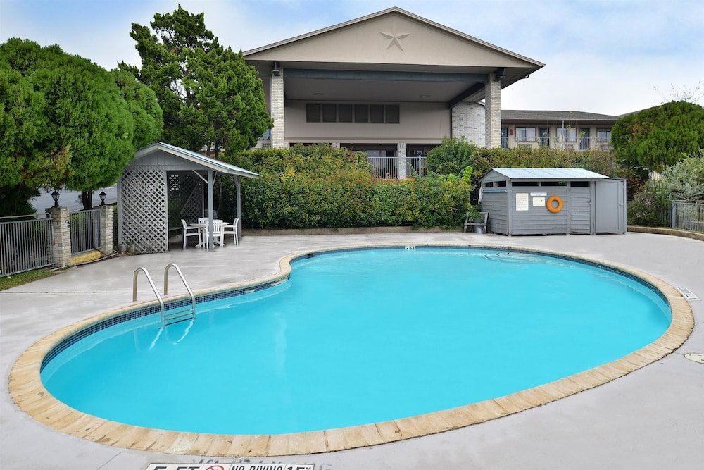 Фото Days Inn by Wyndham Boerne