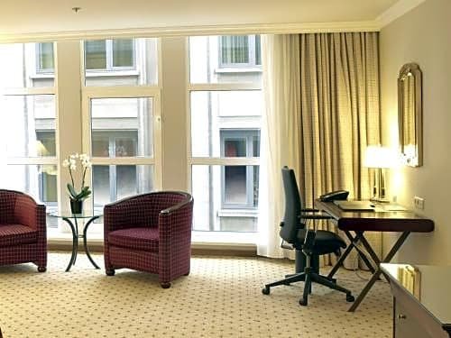 Фото Hilton Antwerp Old Town