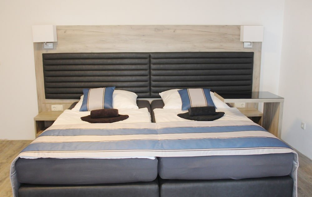 Фото Hotel Zum Halbmond