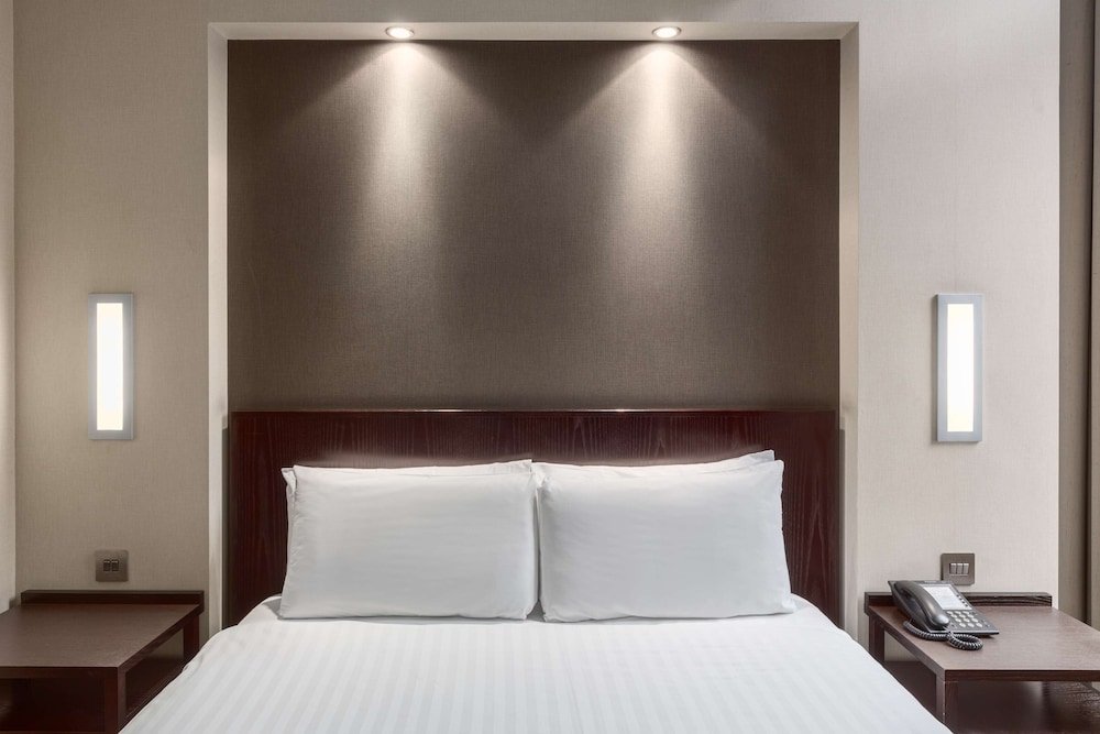 Фото Ember Locke Kensington