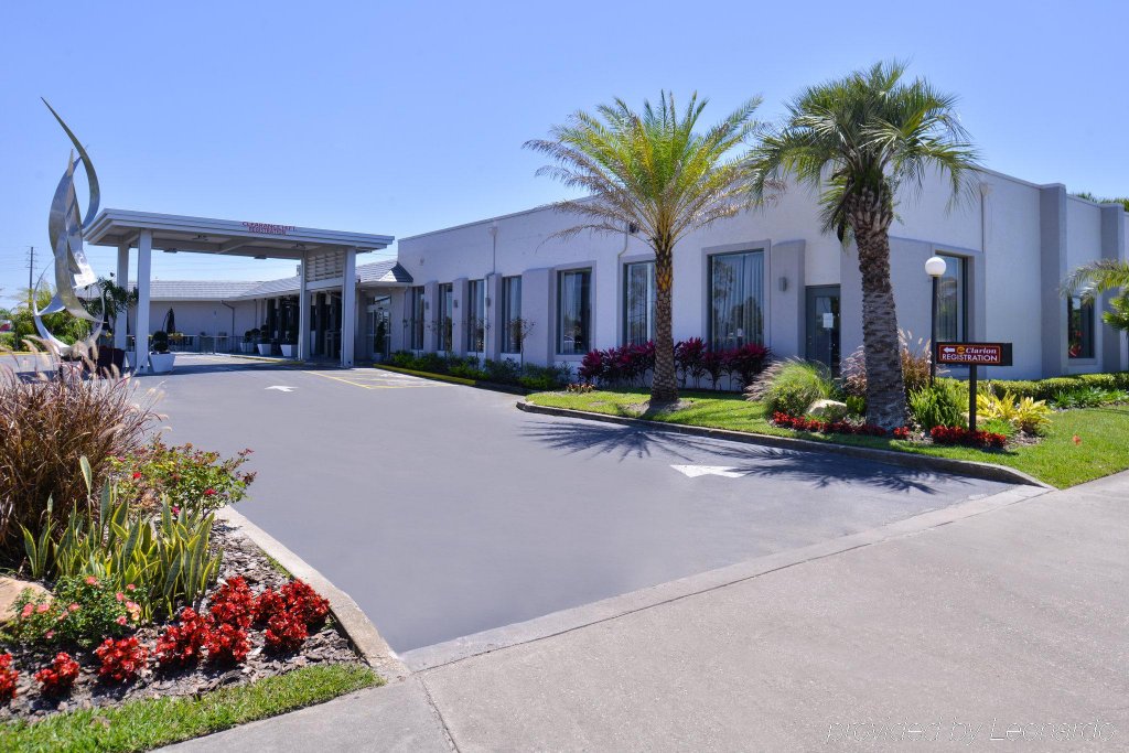 Фото Clarion Inn & Suites Across From Universal Orlando Resort
