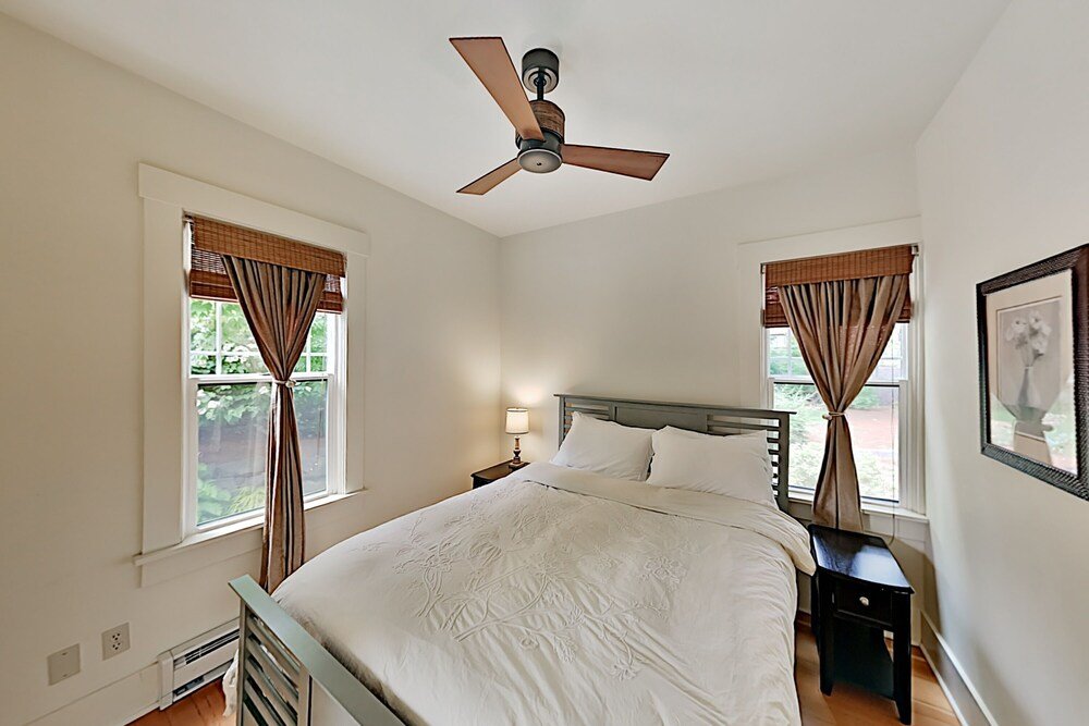 Фото Phinney Ridge Flat Backyard Oasis