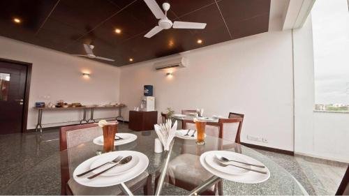 Фото Hotel Square 9 Inn