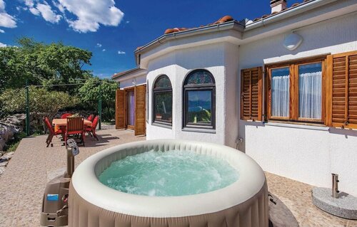 Гостиница Stunning Home in Viskovo With Jacuzzi, Wifi and 2 Bedrooms