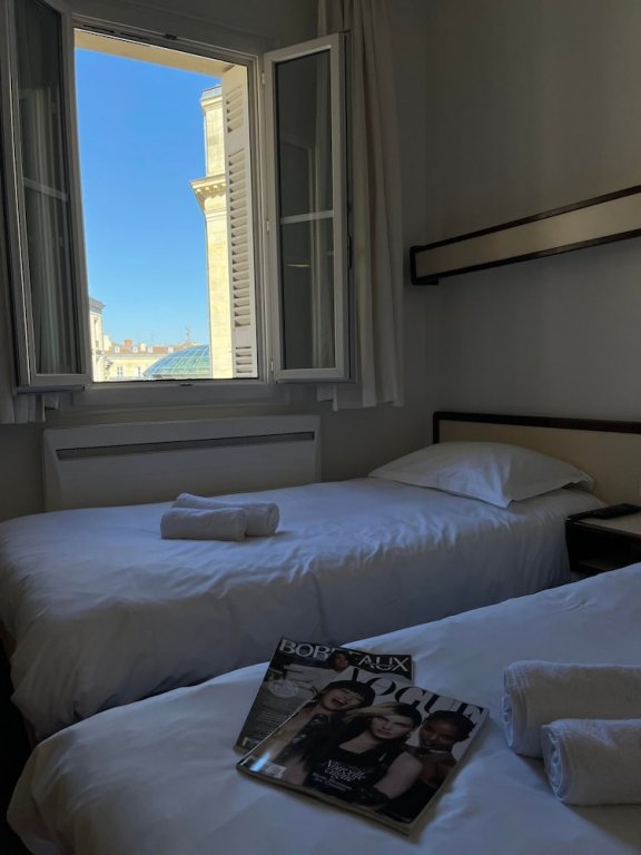 Фото Brit Hotel Des Grands Hommes Bordeaux Centre