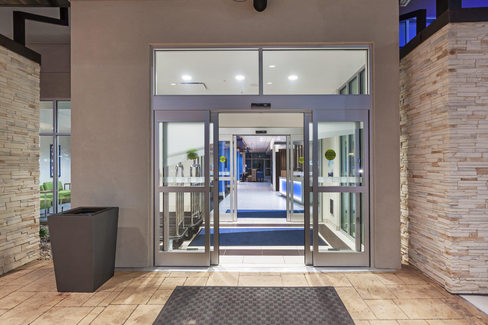 Фото Holiday Inn Express & Suites Tulsa South - Woodland Hills, an Ihg Hotel