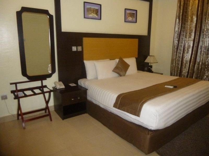 Фото Warri Wetland Hotel
