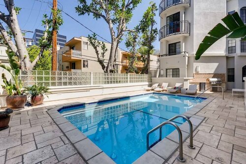 Гостиница Gorgeous Beverly Hills/Weho - 2BR/Bath - 2 Free Parking Spots! в Беверли Хиллсе