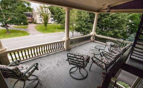 Фото Carriage House Inn