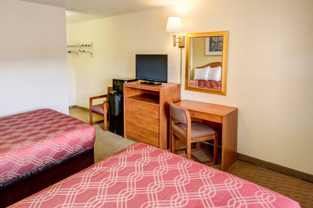 Фото Econo Lodge East