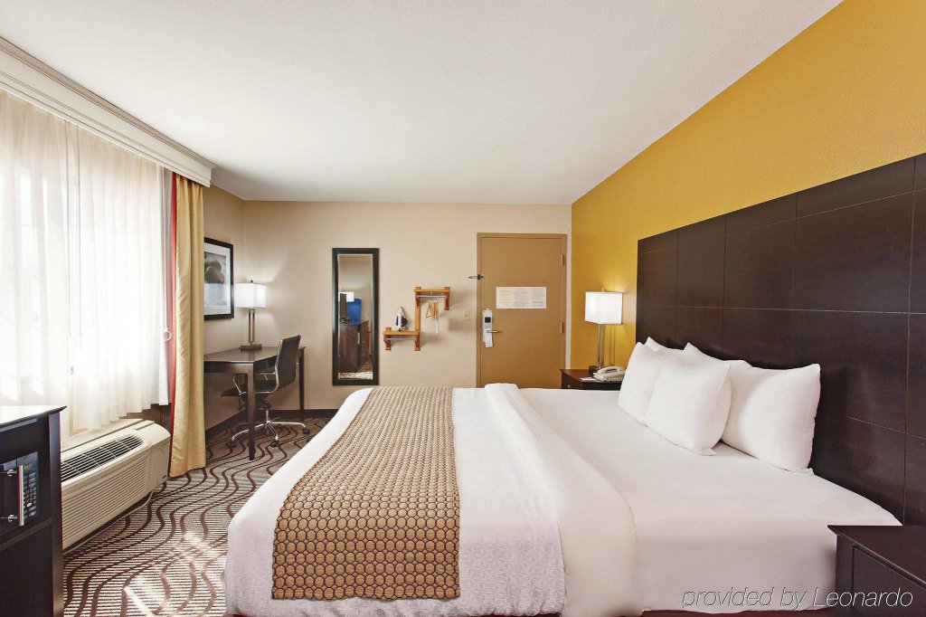 Фото La Quinta Inn & Suites by Wyndham Carlsbad - Legoland Area